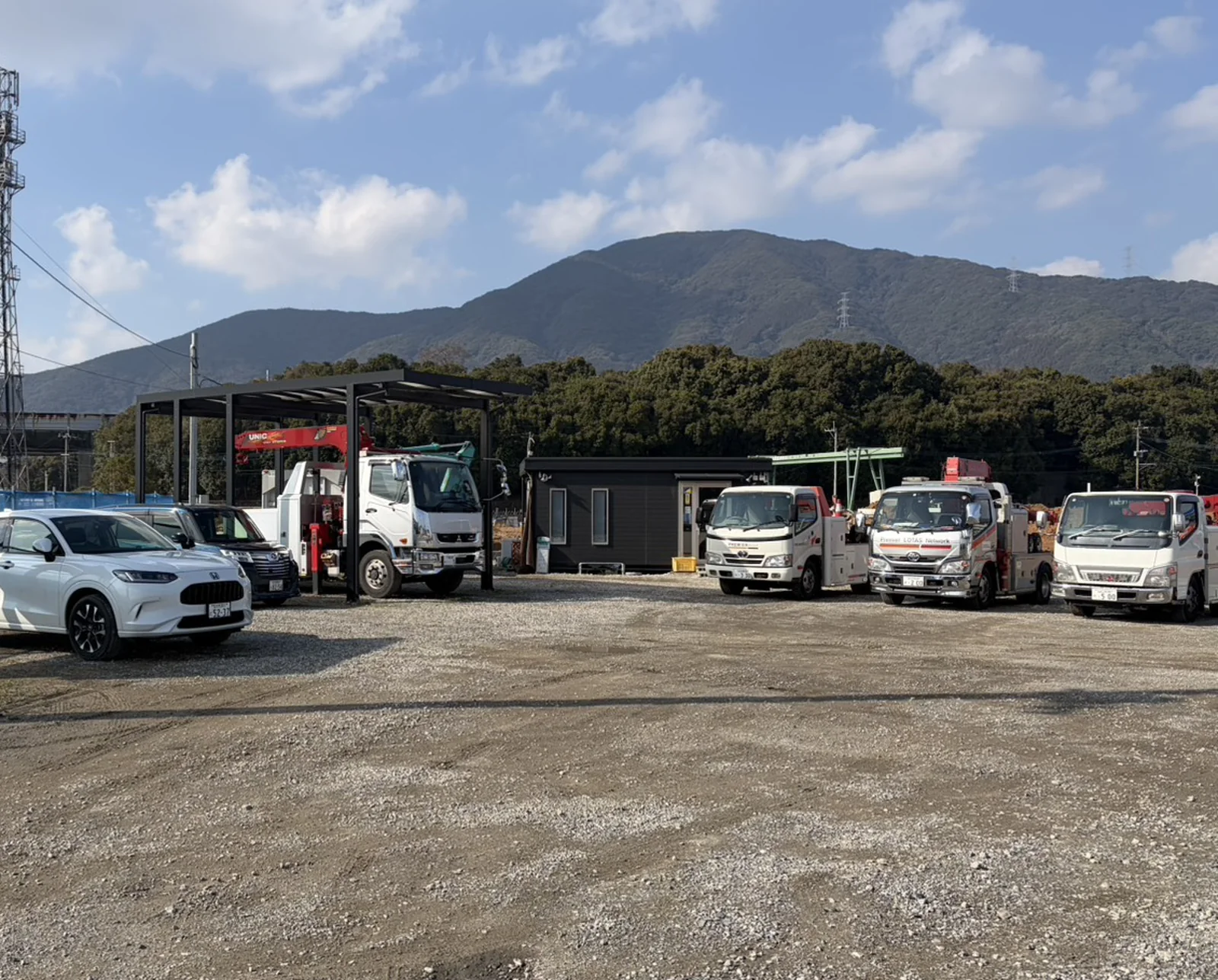 関門ロードサービスの事務所と車両
