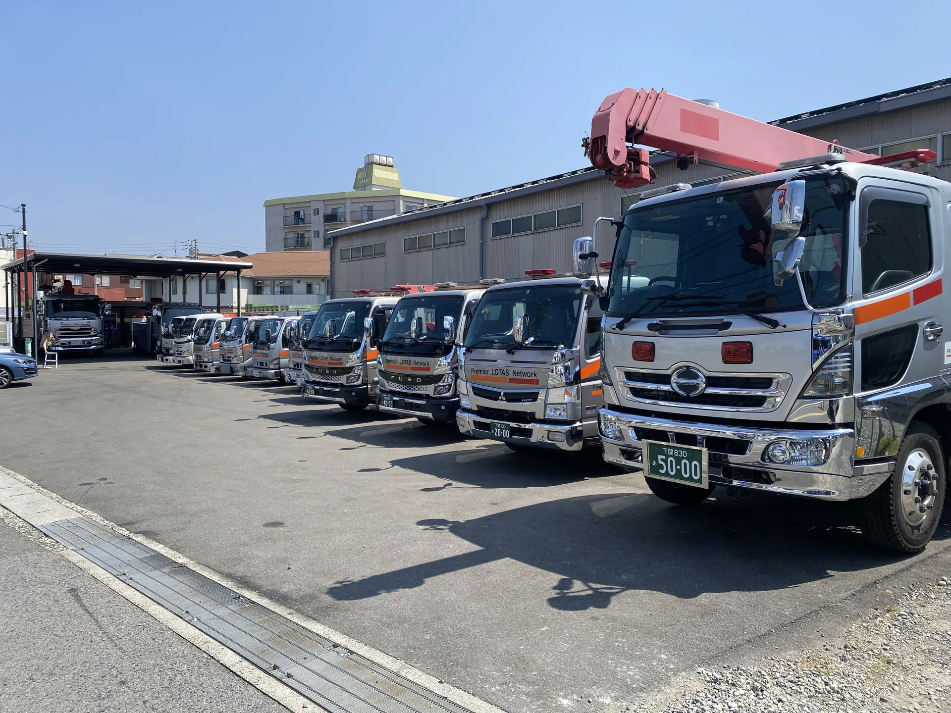 下関待機所に並ぶ関門ロードサービスの車両