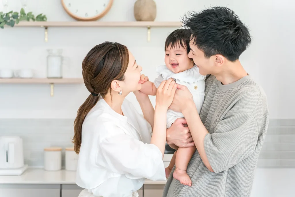赤ちゃんを抱く夫婦(イメージ)