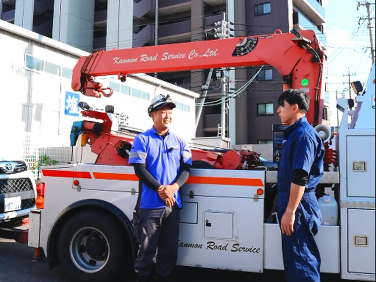 隊員と話す体験参加者(拠点のレッカー車の前)