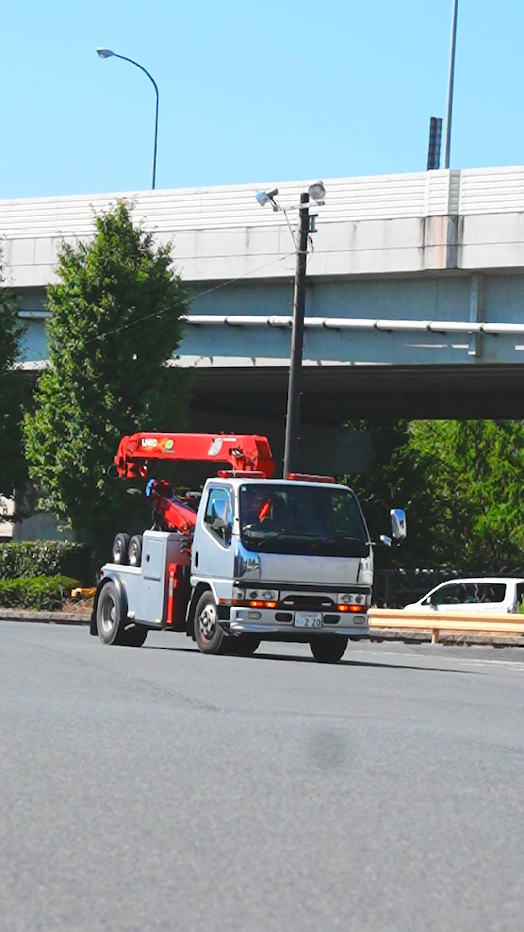 出動するレッカー車